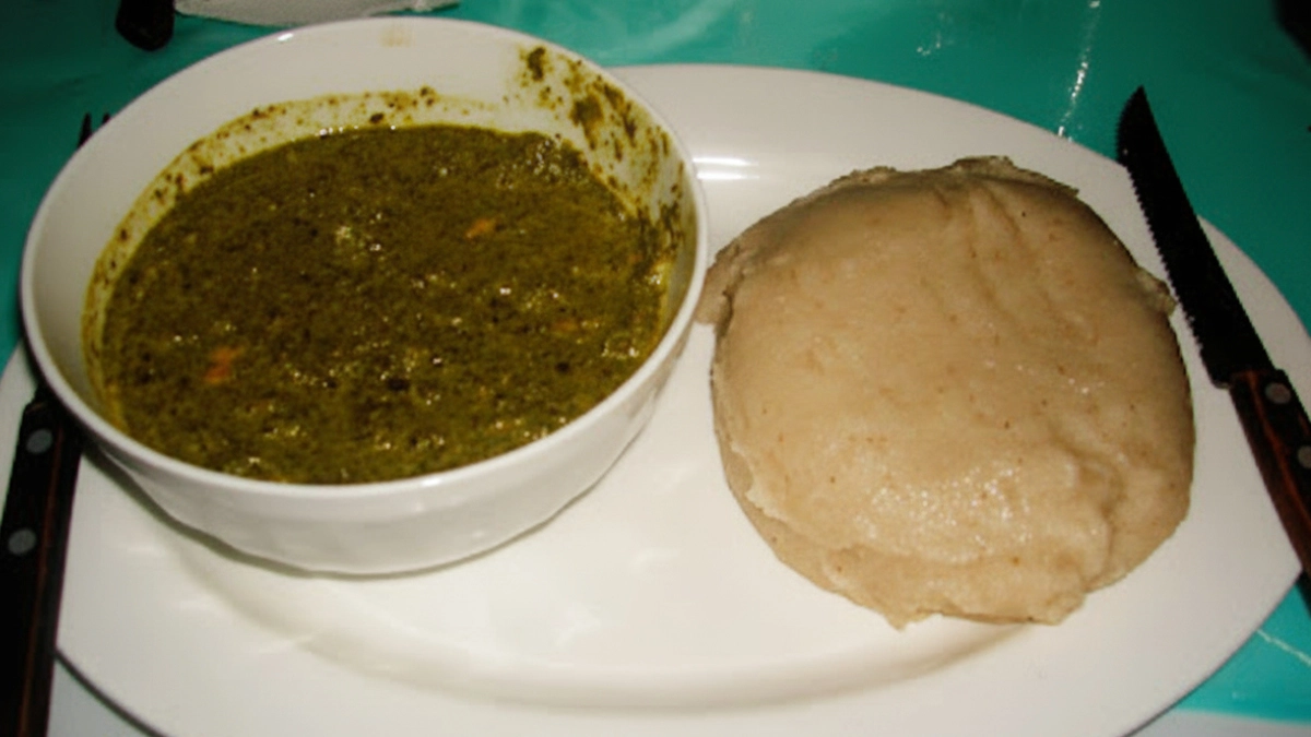 Feita à base de mandioca, é a expressão da sabedoria culinária e da identidade cultural de Nampula e Cabo Delgado.